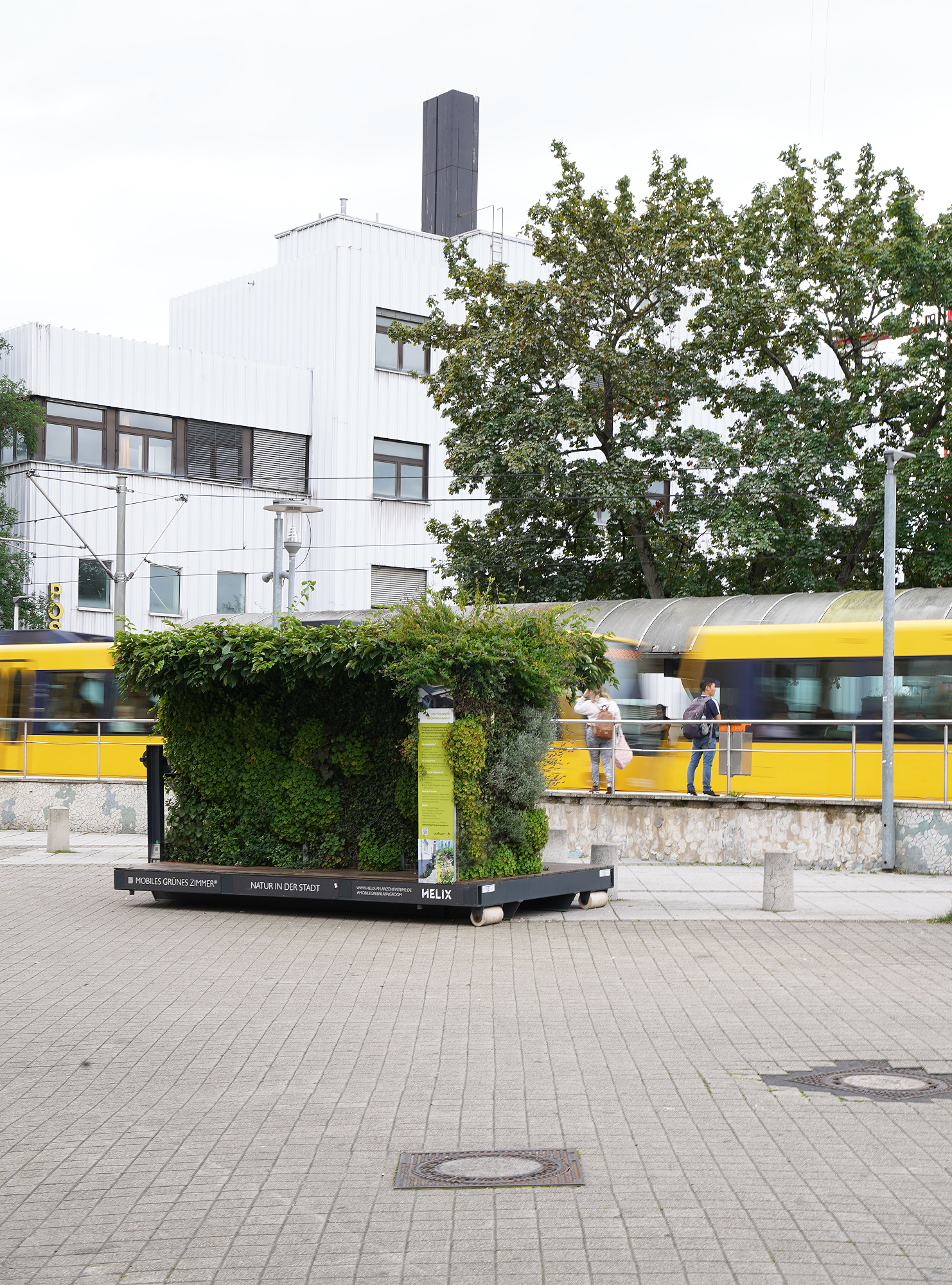 Ein Mobiles Grünes Zimmer steht an einer Straßenbahnhaltestelle 